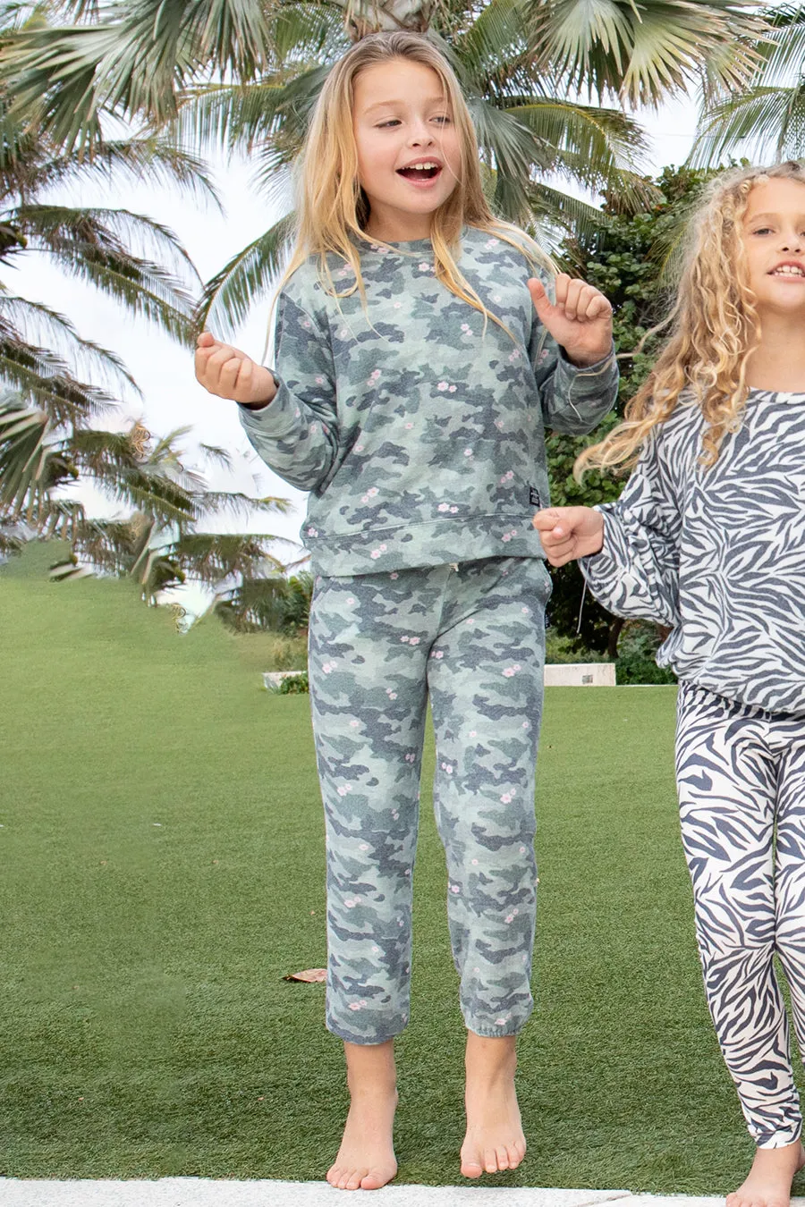 Feather 4 Arrow Sunday Girls Sweatpants - Camo